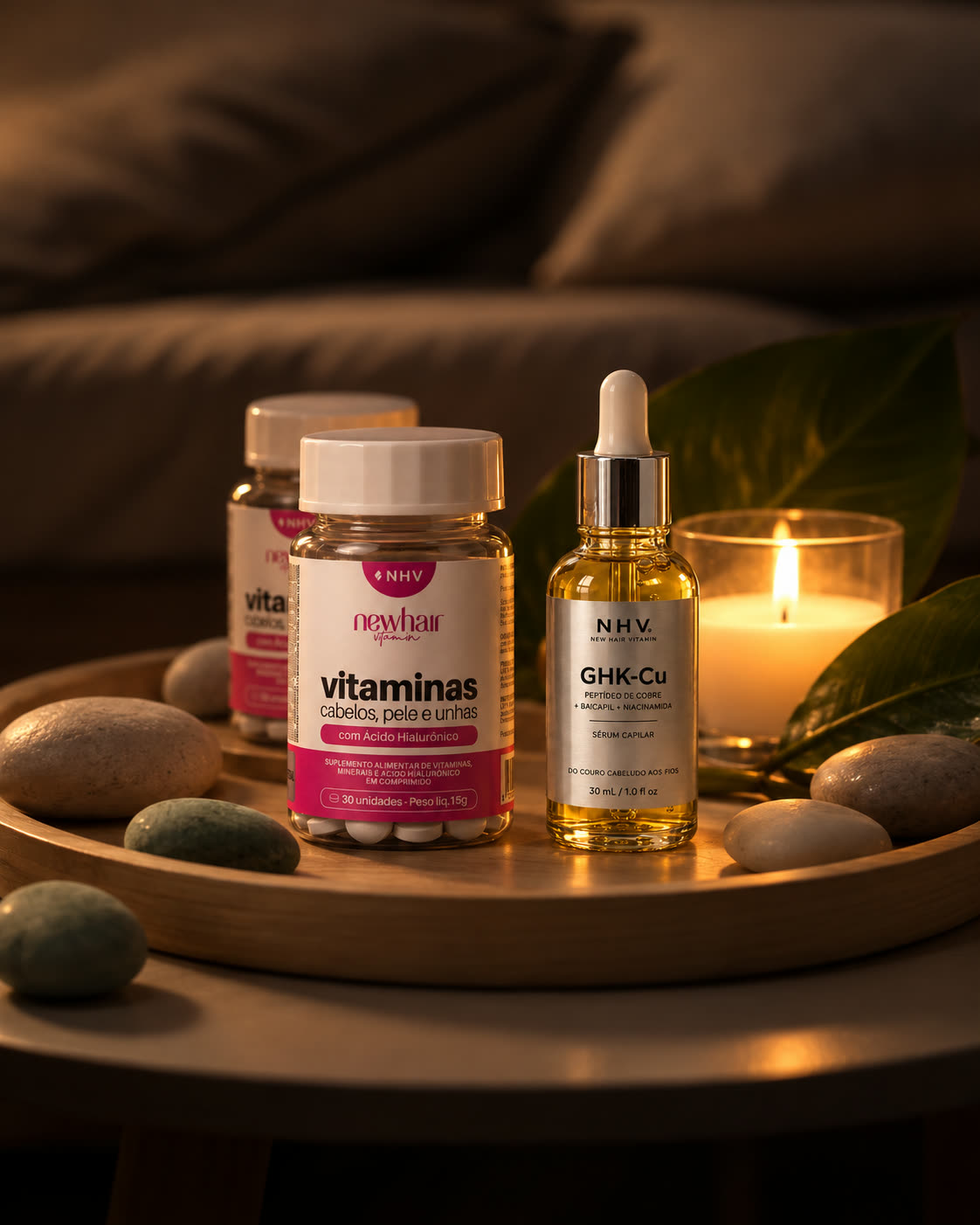 Bandeja à noite com velas, dois potes do Protocolo New Hair e o Sérum GHK-Cu